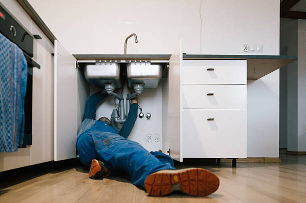Professional Emergency Plumber technician working in Columbus, TX